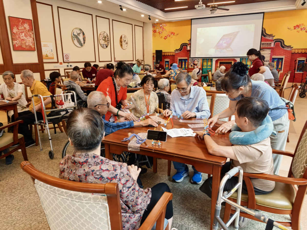 长者在动手操作、互动玩乐的过程