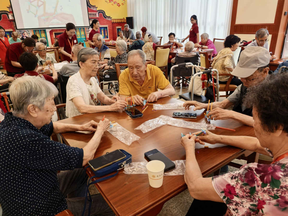 长者在动手操作、互动玩乐的过程_2
